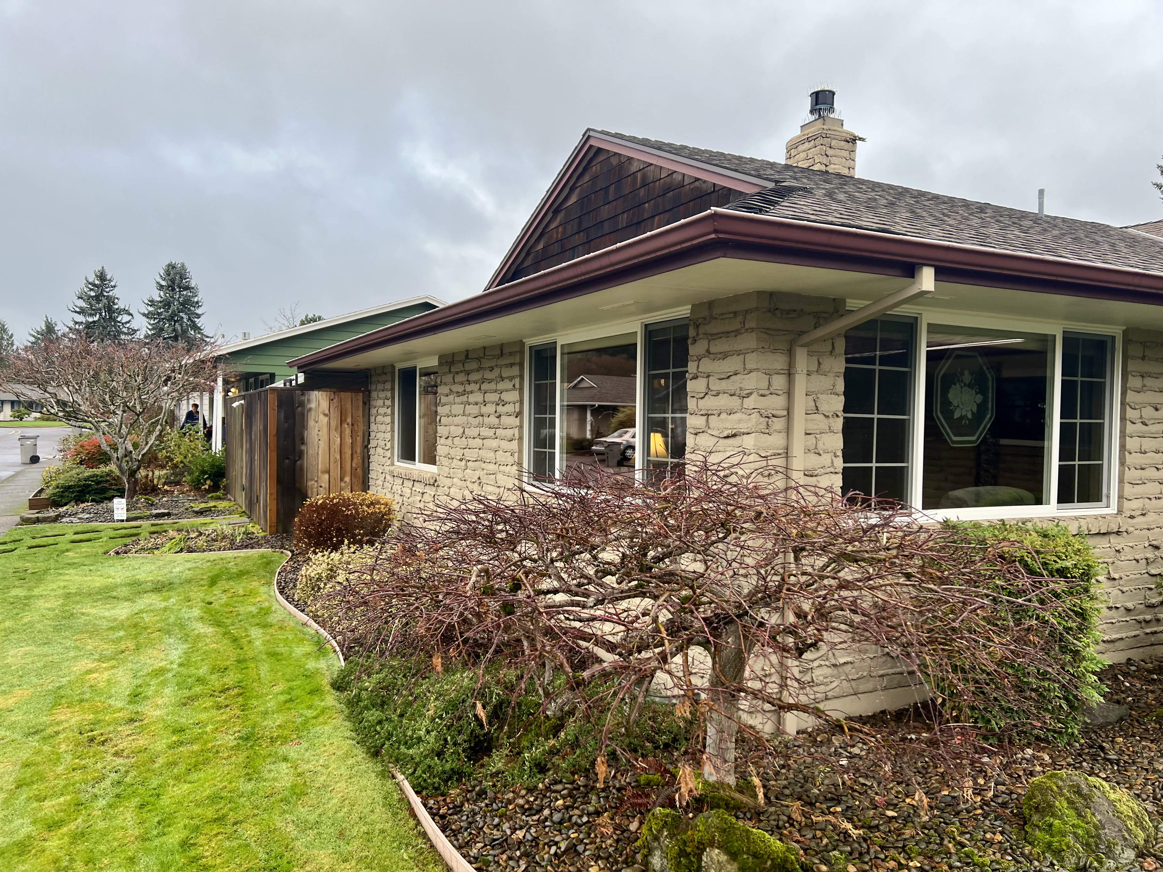 Experience Crystal Clear Views with Our Residential Window Cleaning Service in Tigard, Oregon!