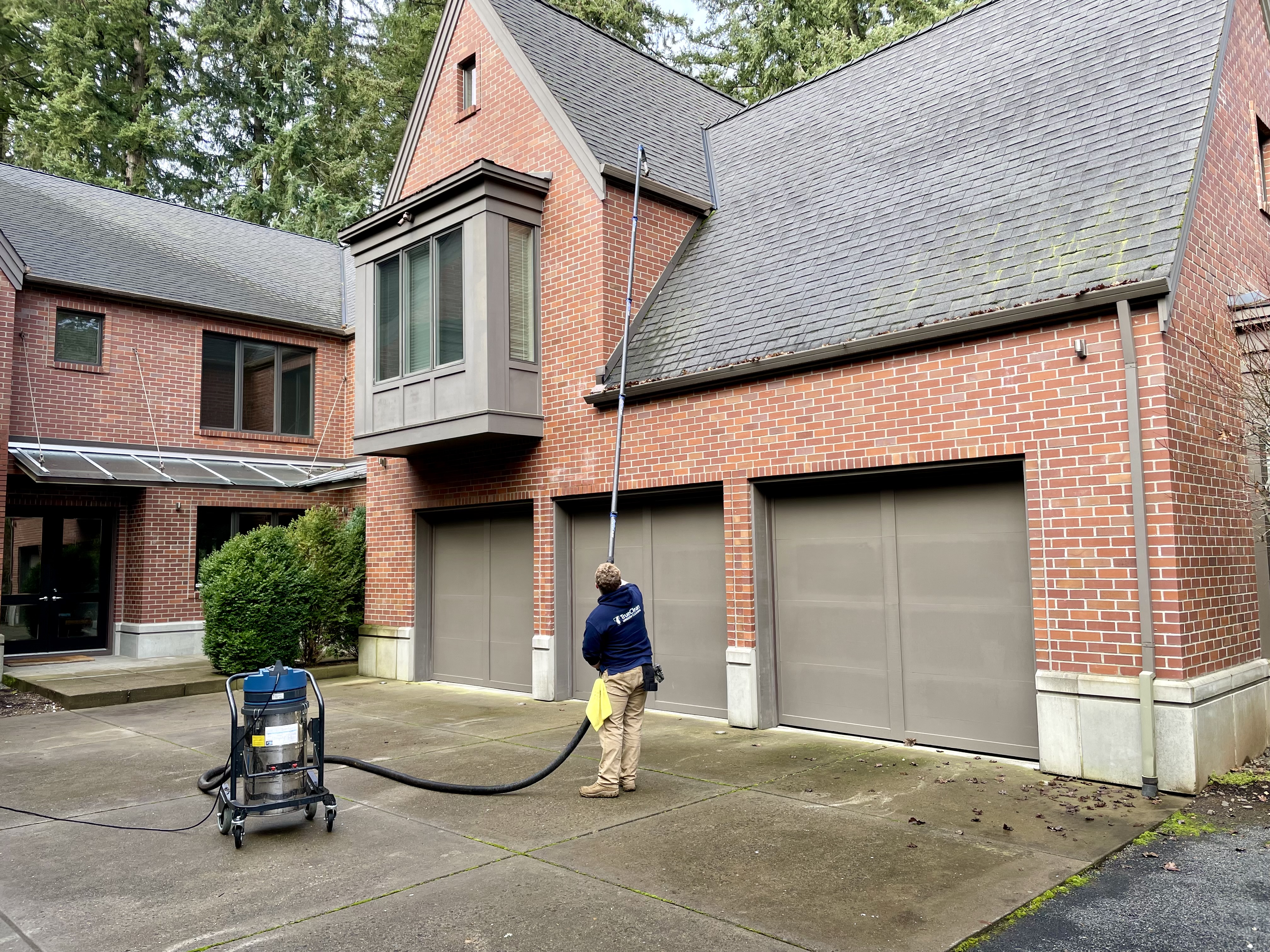 Professional Gutter Cleaning in Lake Oswego Oregon 